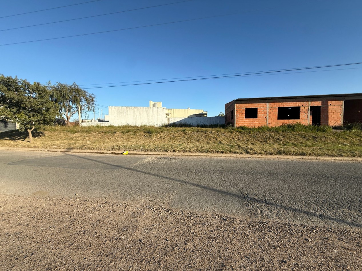 VENDO TERRENO 600 M² con edificacion- Av. Eslovenia e Illia - San Benito 