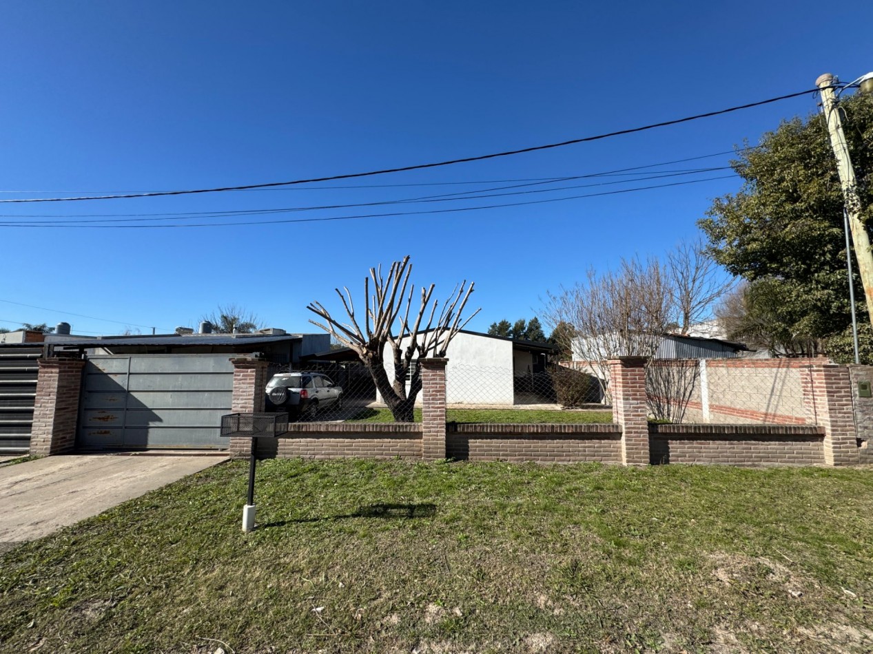 SE VENDE CASA CON AMPLIO TERRENO