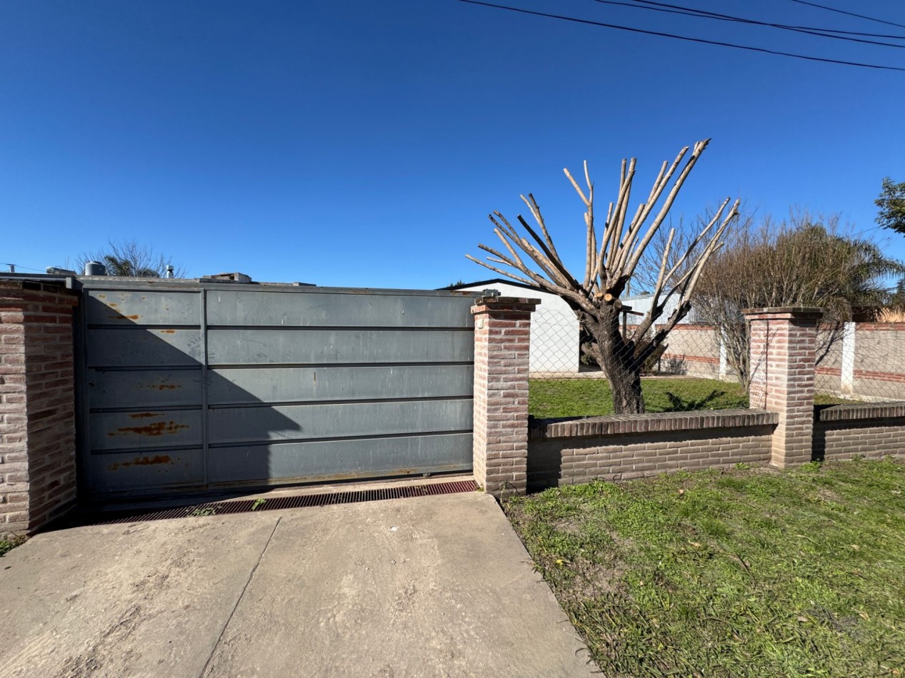 SE VENDE CASA CON AMPLIO TERRENO