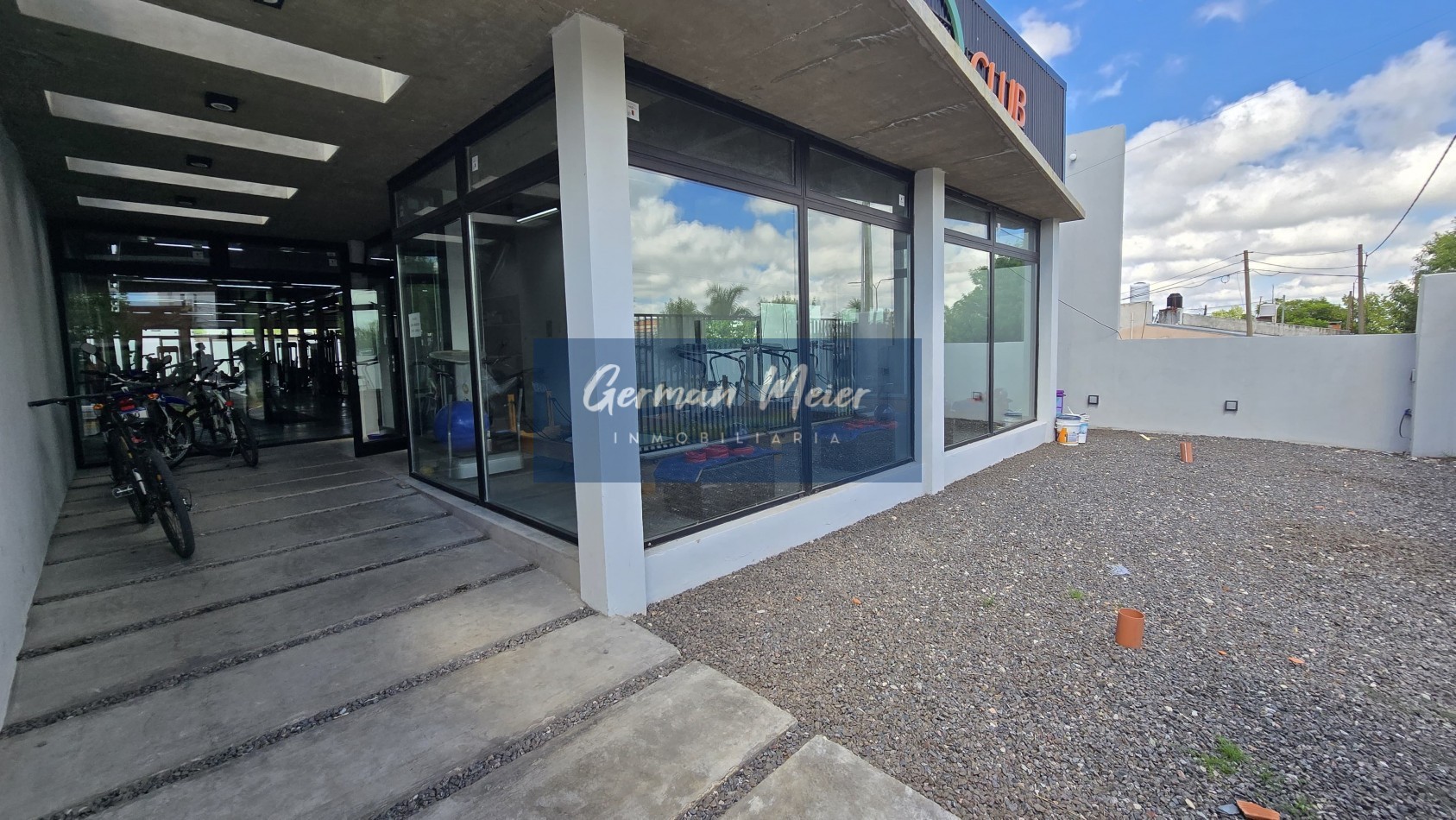SE ALQUILA GRAN SALON COMERCIAL EN ORO VERDE CALLE LOS CHAÑARES Y LOS TORDOS
