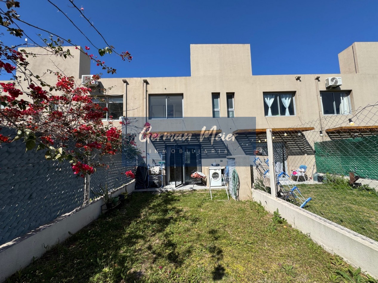 SE VENDE MODERNO DUPLEX 2 DORMITORIOS CON PATIO