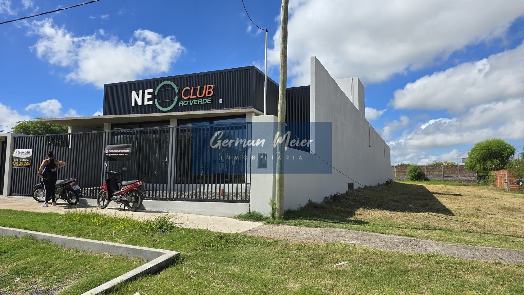 SE ALQUILA GRAN SALON COMERCIAL EN ORO VERDE CALLE LOS CHAÑARES Y LOS TORDOS