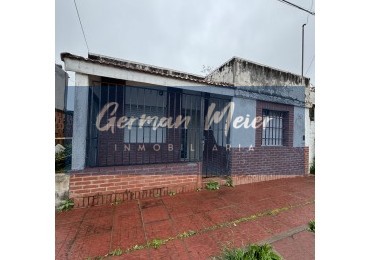 EN VENTA CASA A ACONDICIONAR ZONA AV. DON BOSCO Y RONDEAU